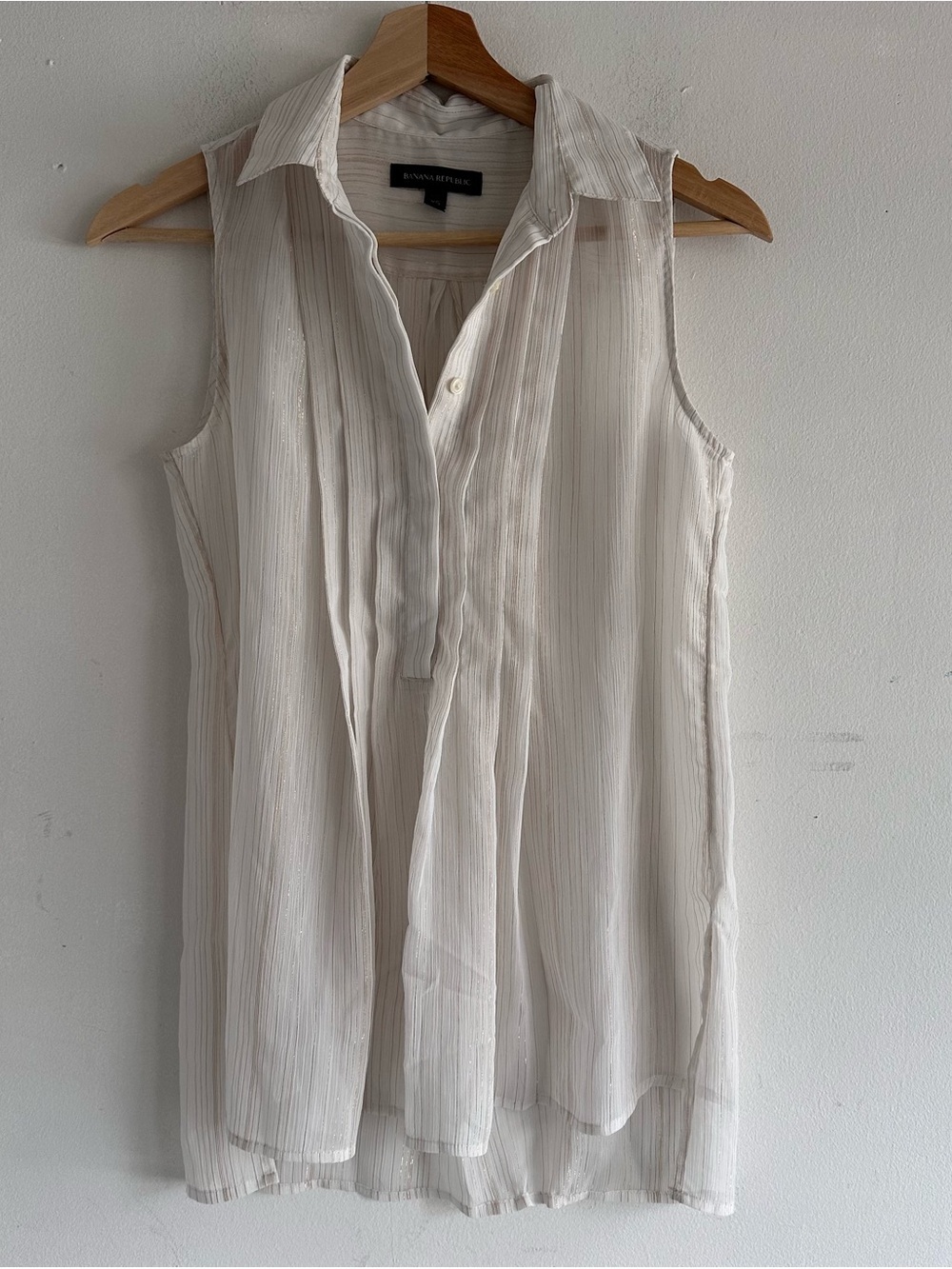 Banana Republic Sleeveless Cream Pintuck Button-Front Blouse